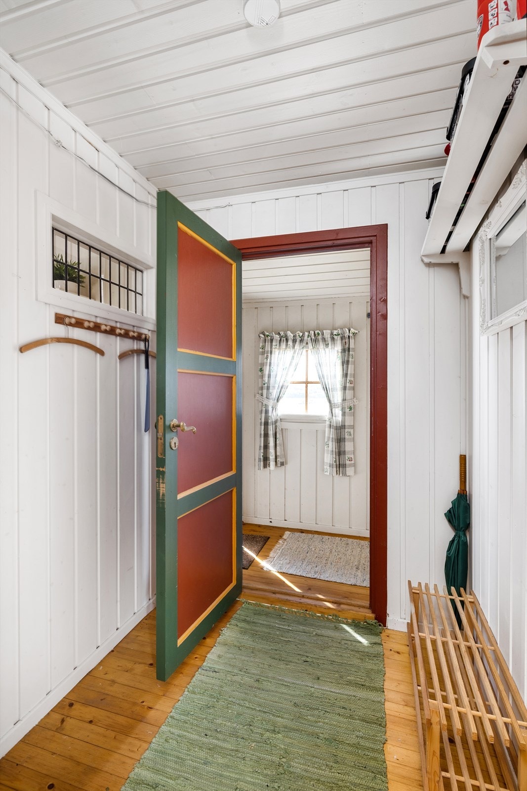 I gangen mot soverommene er det plass til å henge fra seg yttertøy. Galleribilde