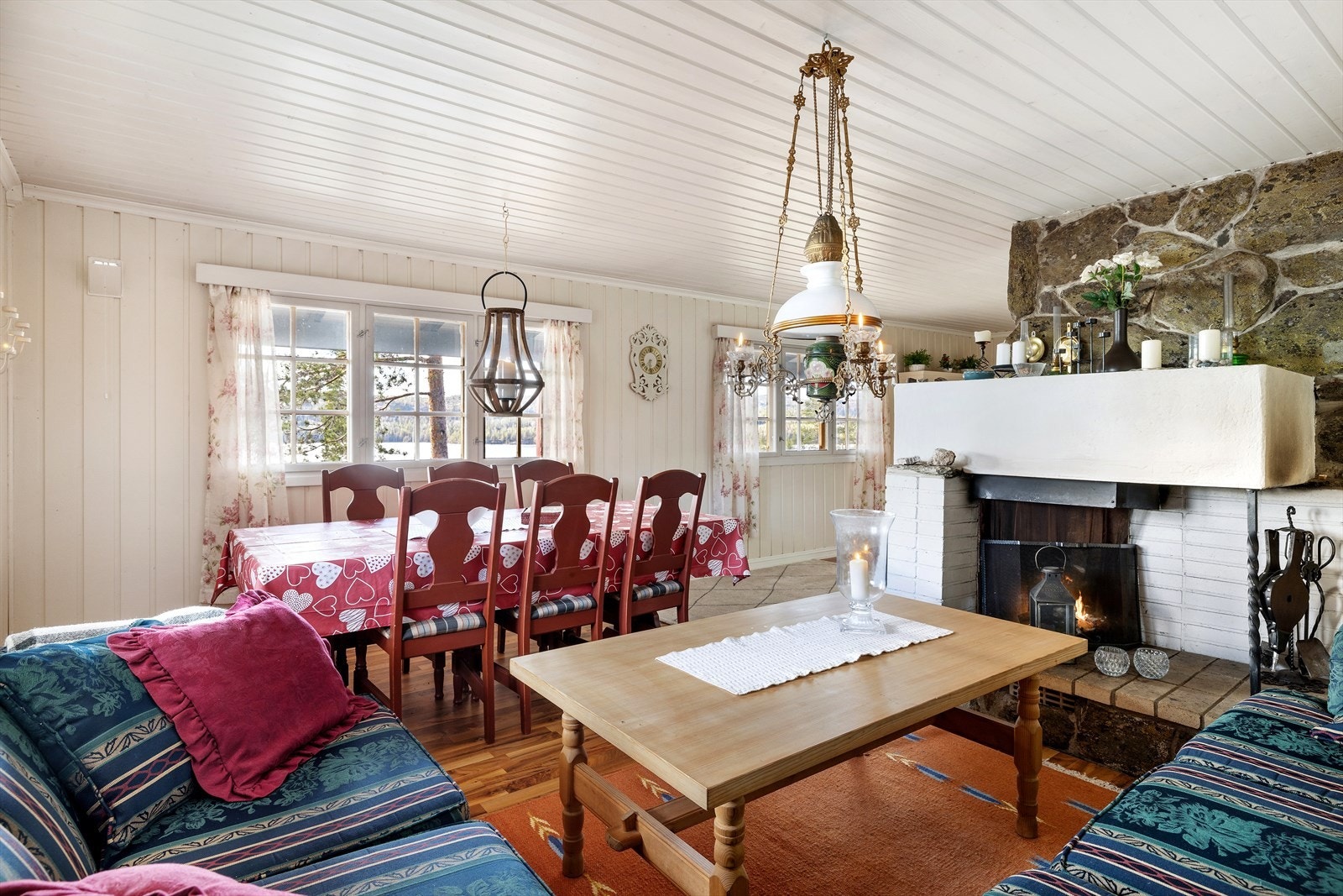 I stuen er det plass til sofa, bord og spisestue hvor familien kan samles. Galleribilde