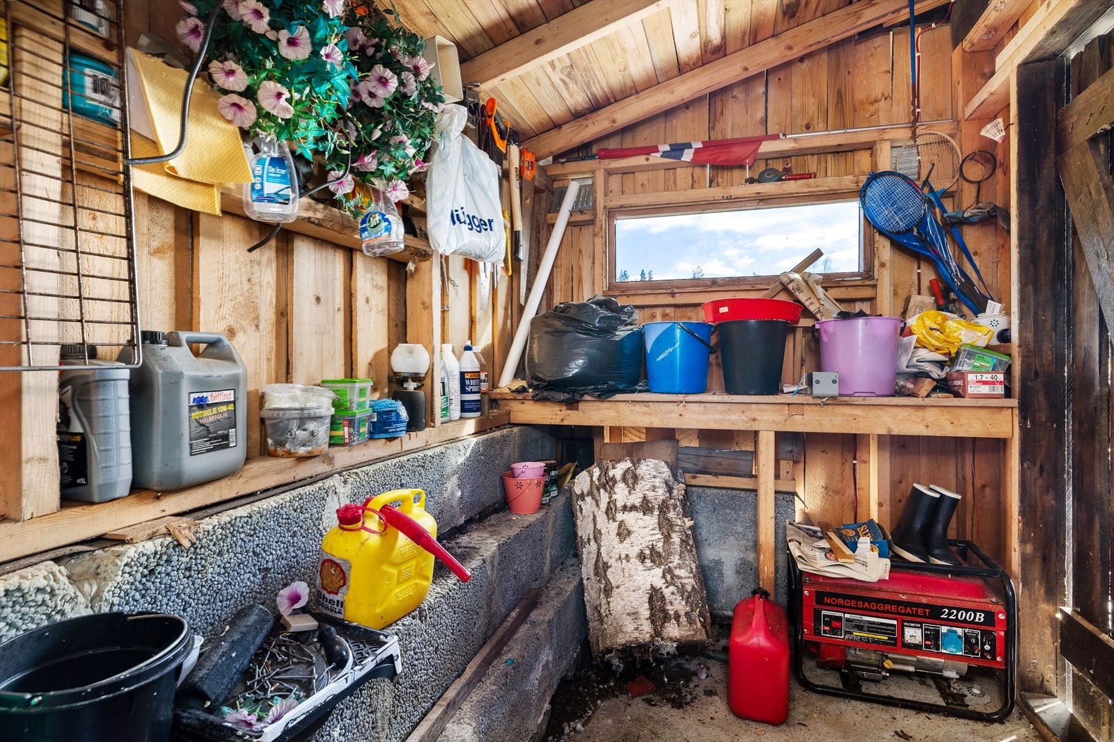 Romslig bod med god lagringsplass. Galleribilde