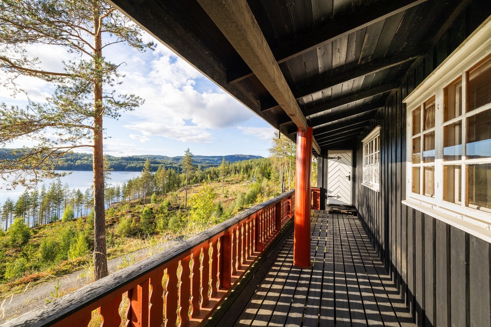 Fra hytta kan du nyte flott utsikt med masse sol Galleribilde