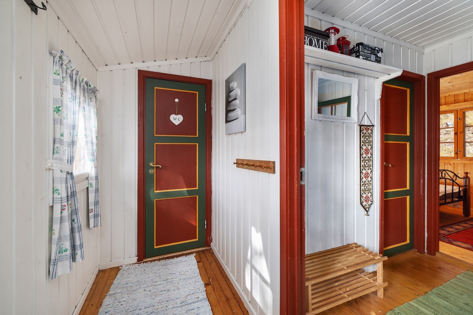 I gangen er det plass til å henge fra seg yttertøy. Det er inngang til toalettrommet fra gangen. Galleribilde