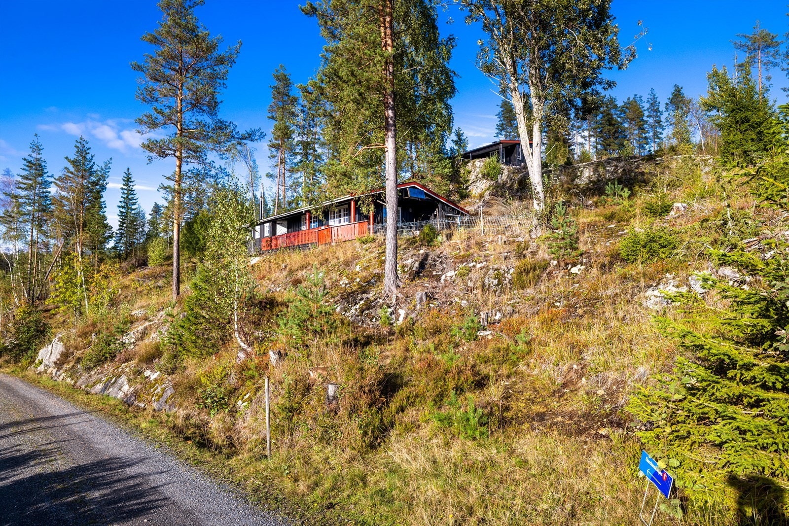 Kan parkere ved hytta eller litt lenger opp i veien Galleribilde