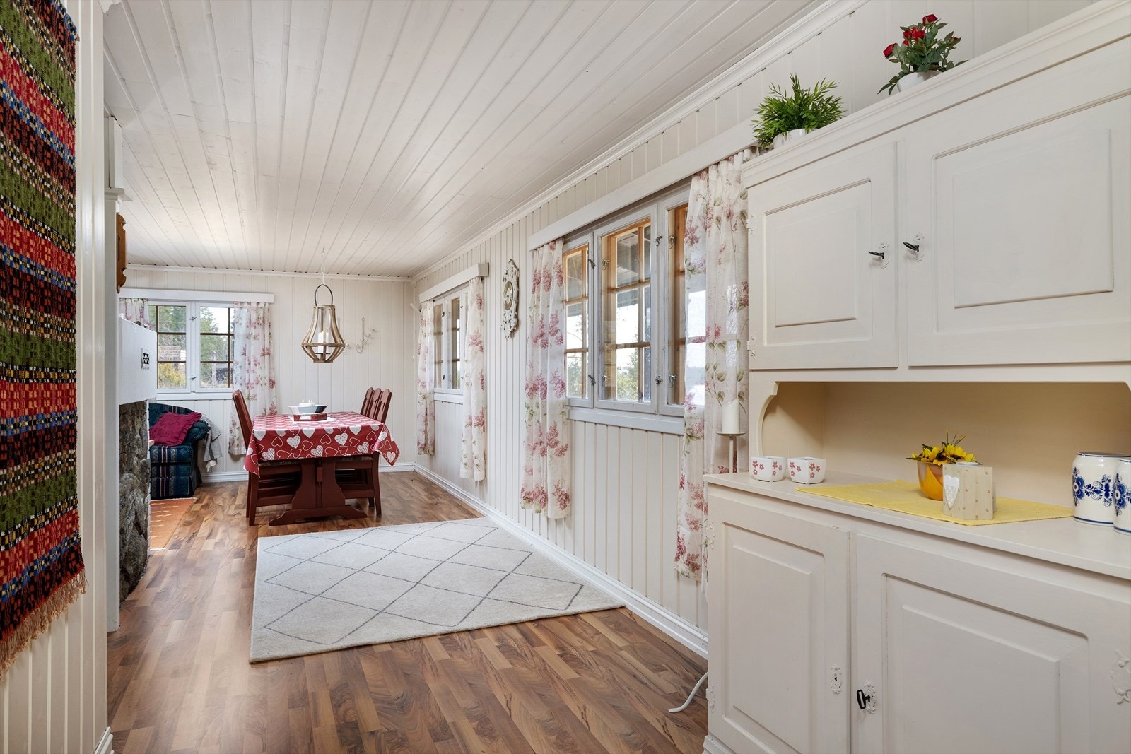 Hytta har en fin åpen løsning mellom stue og kjøkken. Galleribilde