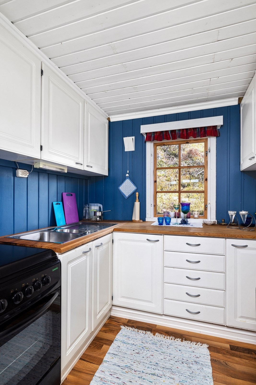 Det er avsatt plass i innredningen til frittstående stekeovn og kjøleskap. Galleribilde