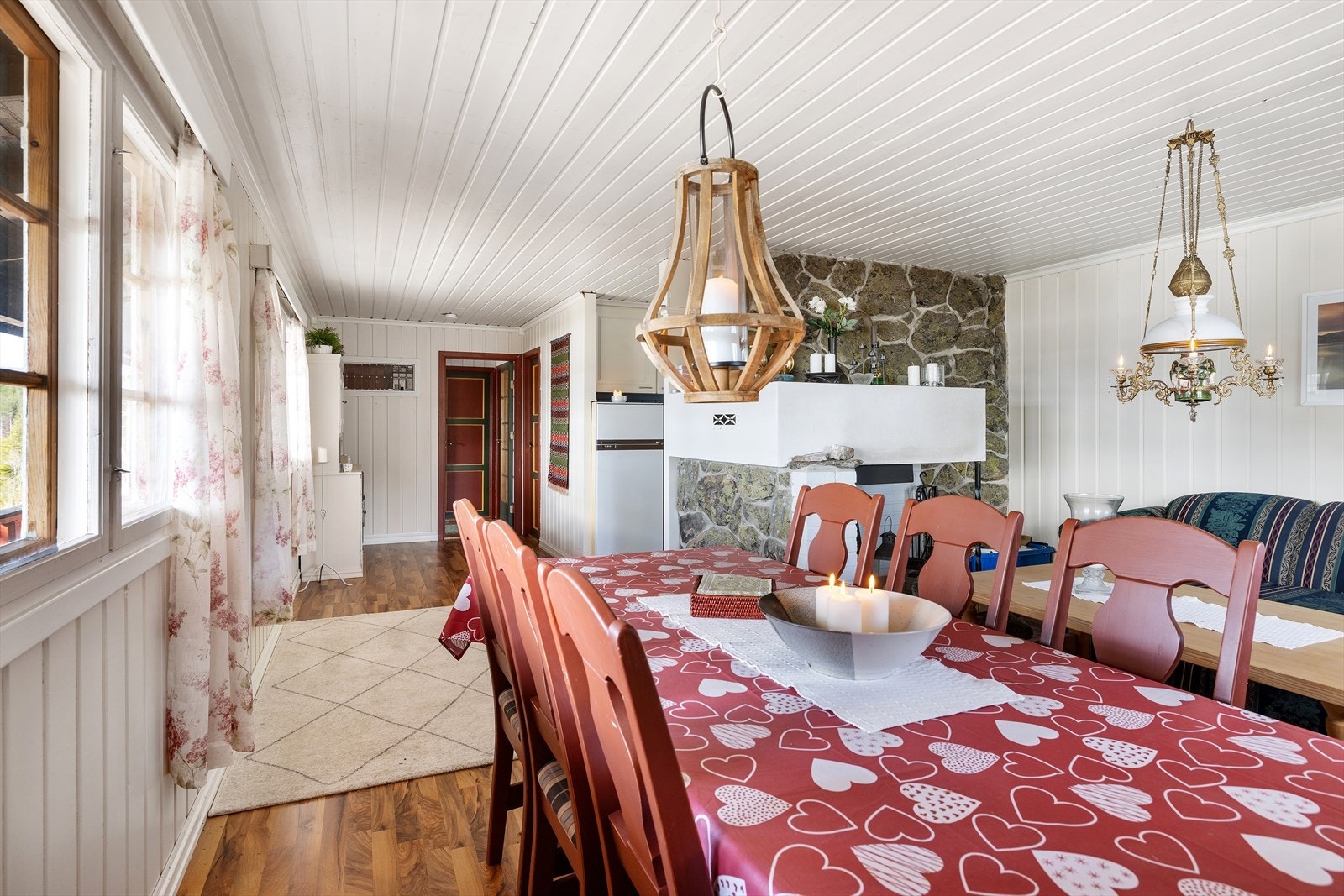 Det er laminat på gulv og vegger og tak har malt trepanel. Galleribilde