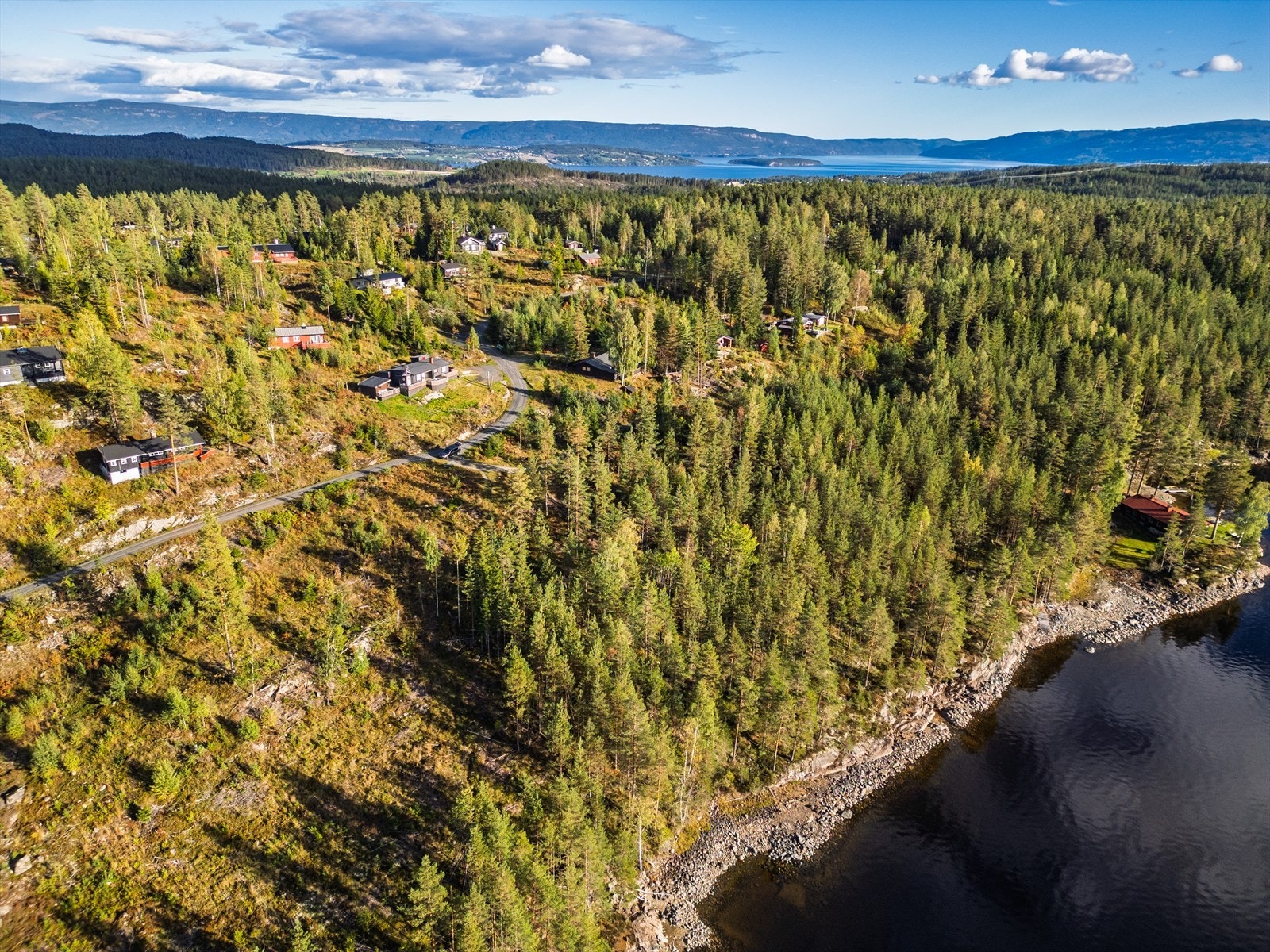Hytta ligger meget flott til med både flott utsikt og masse sol Galleribilde
