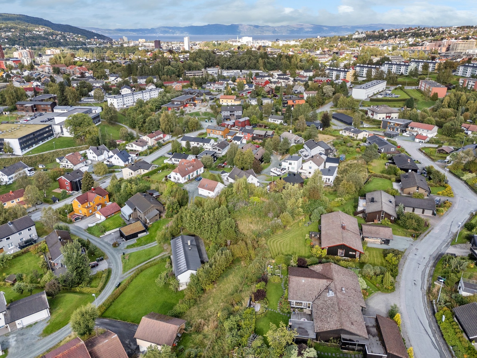 Område er veletablert og barnevennlig. Det er kort vei til både dagligvare, skoler og barnehager. Galleribilde