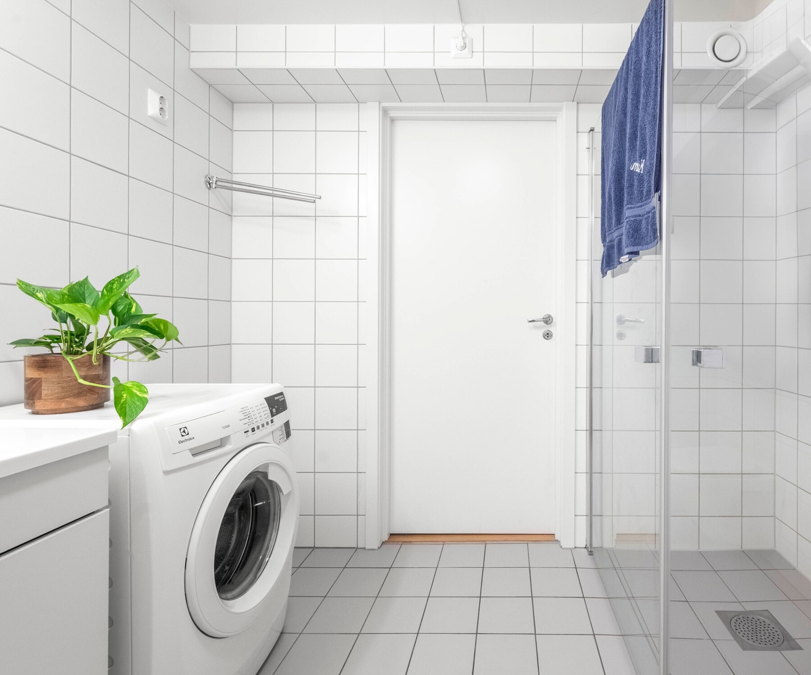 Videre inneholder badet vegghengt toalett og dushjørne med innfellbare glassdører. Galleribilde