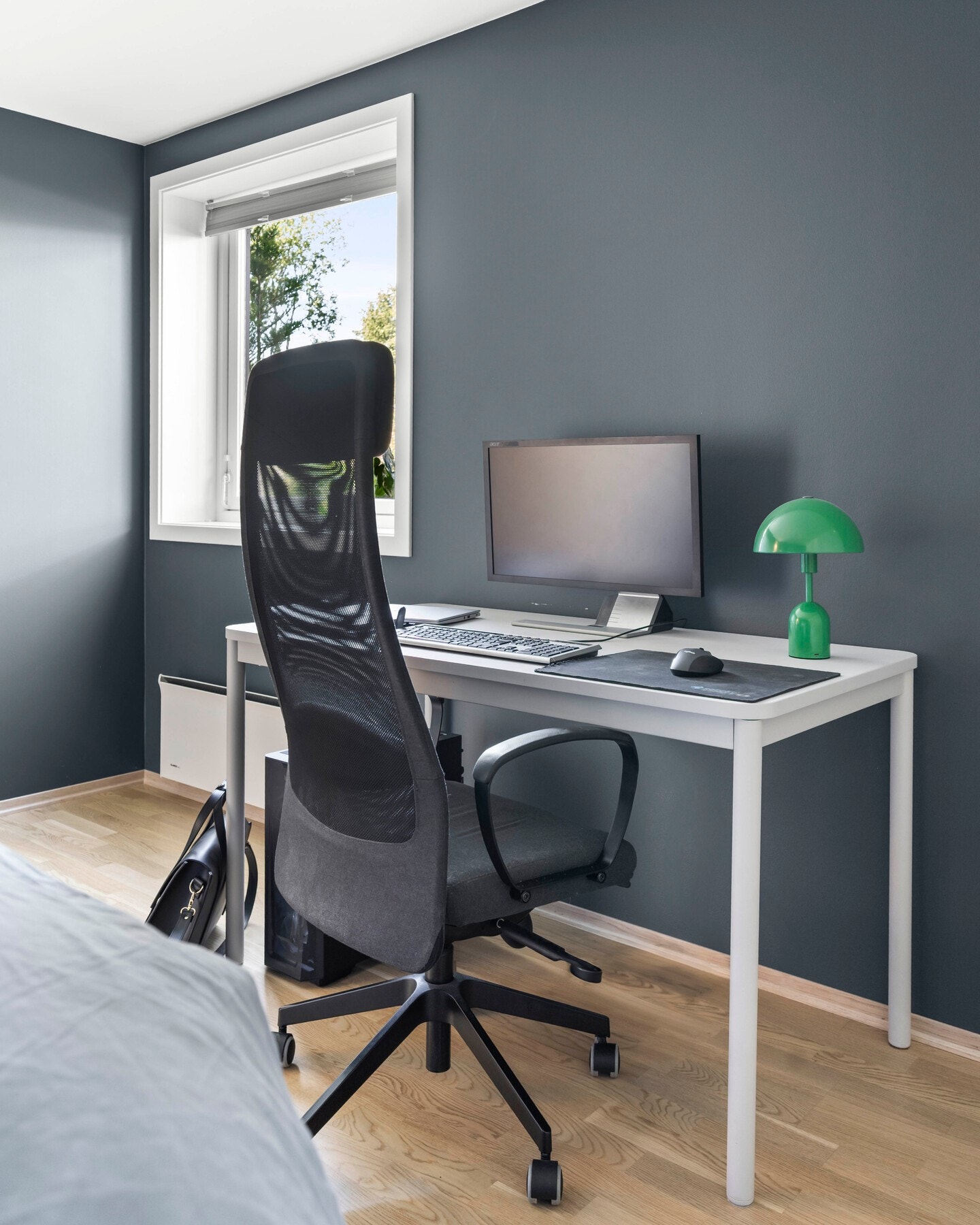 Hovedsoverommet er romslig med god plass til dobbeltseng, nattbord, skrivebord og dekor. Galleribilde