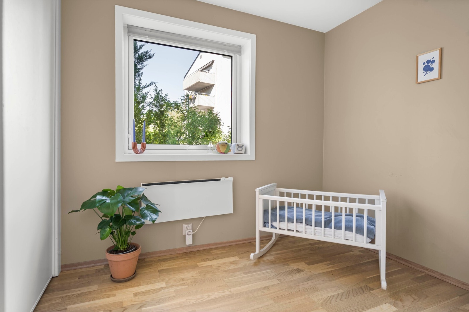 Det andre soverommet er også av god størrelse med plass til en seng, nattbord og dekor. (ikke godkjent soverom) Galleribilde