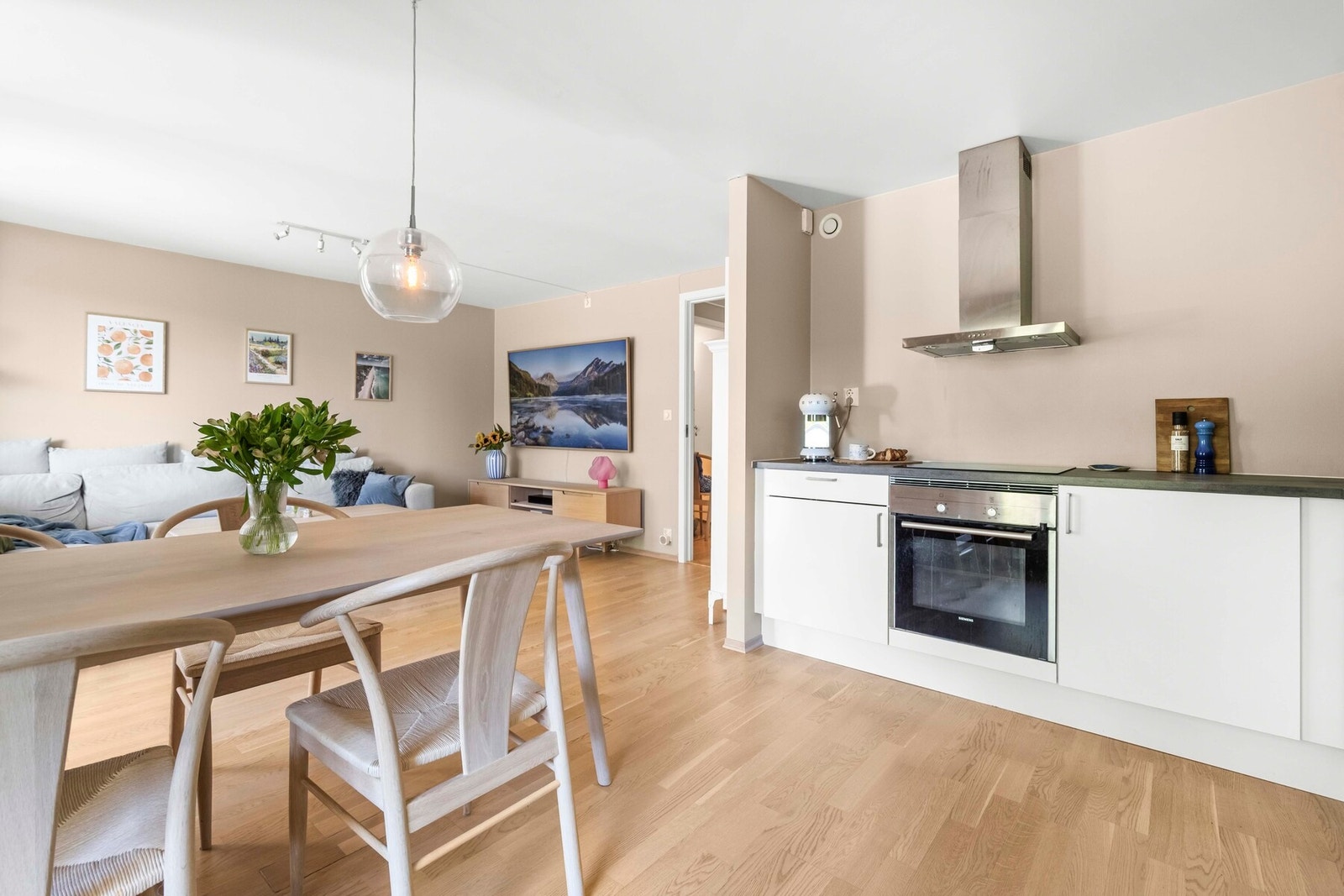 Sigdal kjøkkeninnredning fra 2016 med laminerte skrog, slette fronter og benkeplate av laminat med nedfelt oppvaskkum. Galleribilde