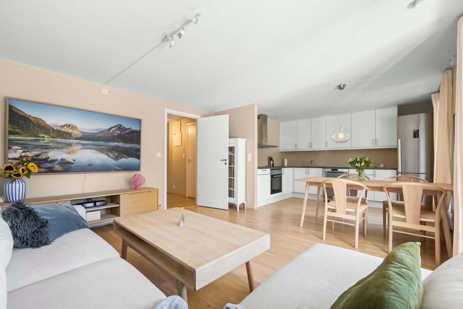 Veggene er malt i en delikat beigetone og gulvet er dekket med parkett fra 2016. Galleribilde