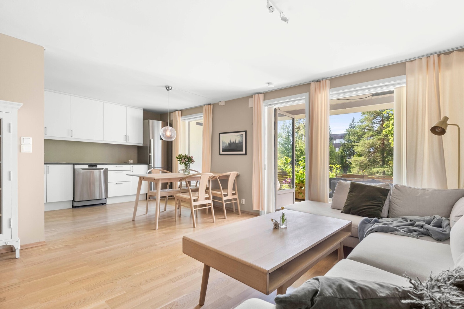 Dette er moderne 3-roms leilighet som ble bygget i 2016, noe som er sjeldent for området. Galleribilde