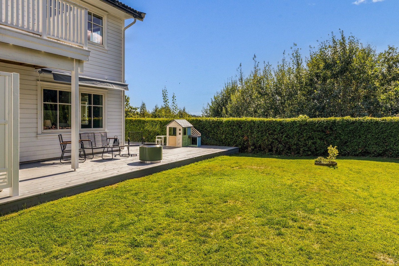 Usjenerte og særdeles solrike uteplasser på tre sider Galleribilde