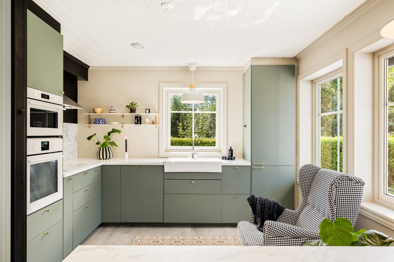 Innvending er det lyst og trivelig innredet med jevnt god standard Galleribilde