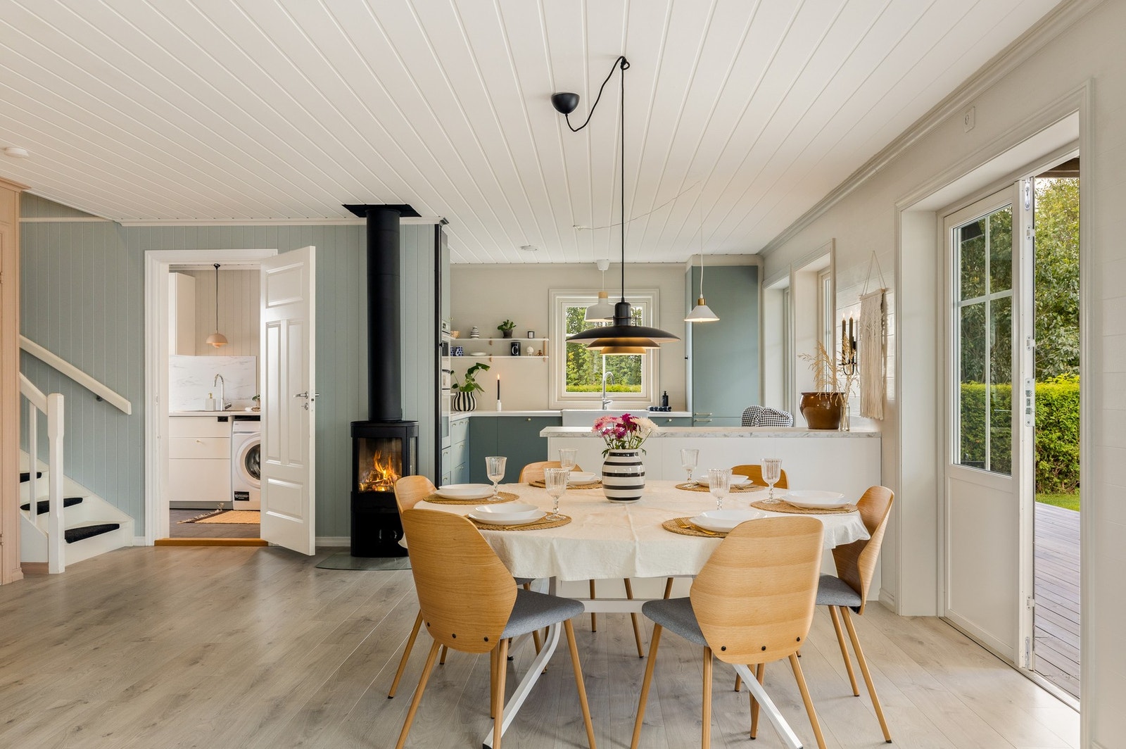 Lys og åpen stue med god plass og fin kontakt med kjøkkenet Galleribilde