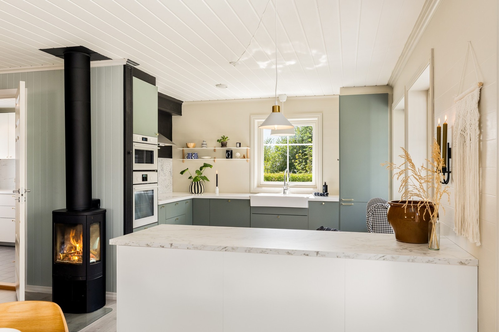 Klassisk pent kjøkken og peis for oppvarming og hygge Galleribilde