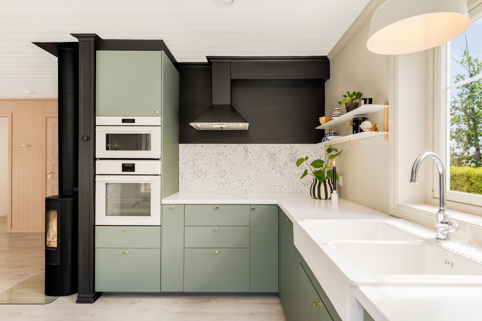 Rikelig med skap- og benkeplass Galleribilde