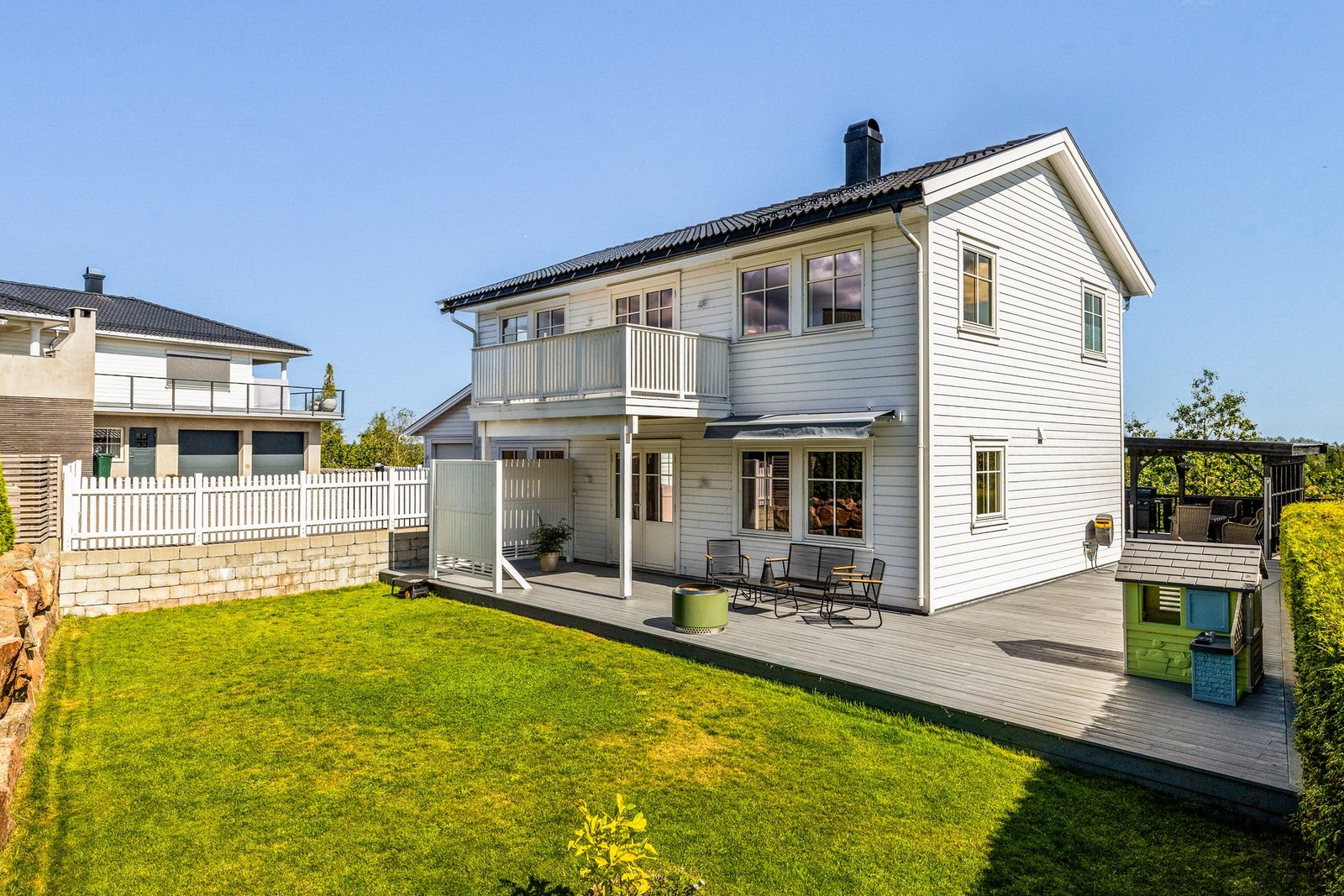 Klassisk familievilla med stor dobbelgarasje med innredet hobbyrom Galleribilde