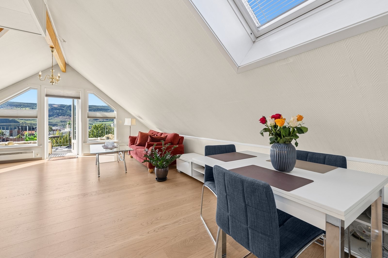 Den gode takhøyden og store vindusflatene gir en lys og åpen atmosfære. Galleribilde