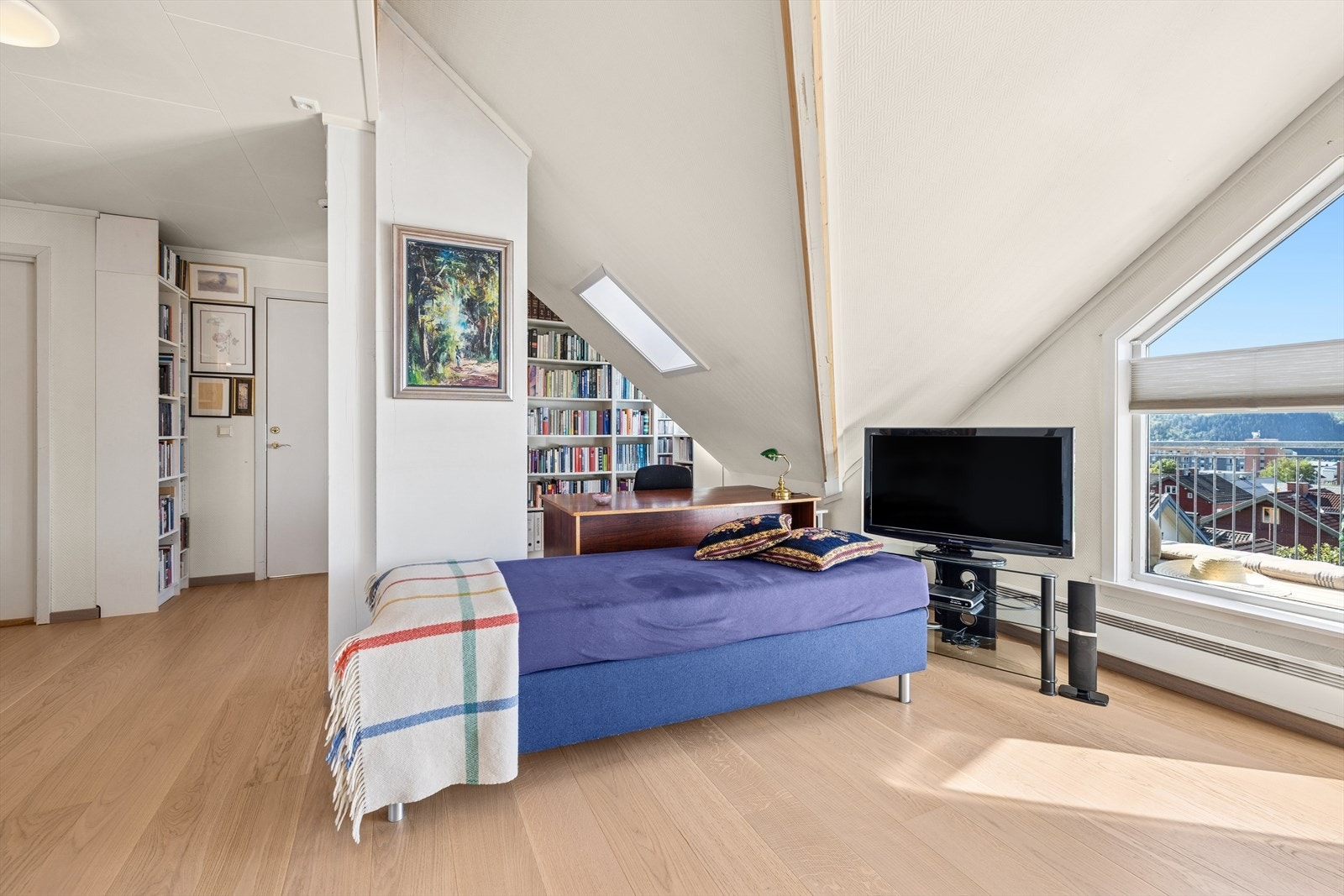 Stilfull stue med skråtak og mange vinduer som slipper inn rikelig med dagslys - her kan du nyte både utsikten og atmosfæren. Galleribilde