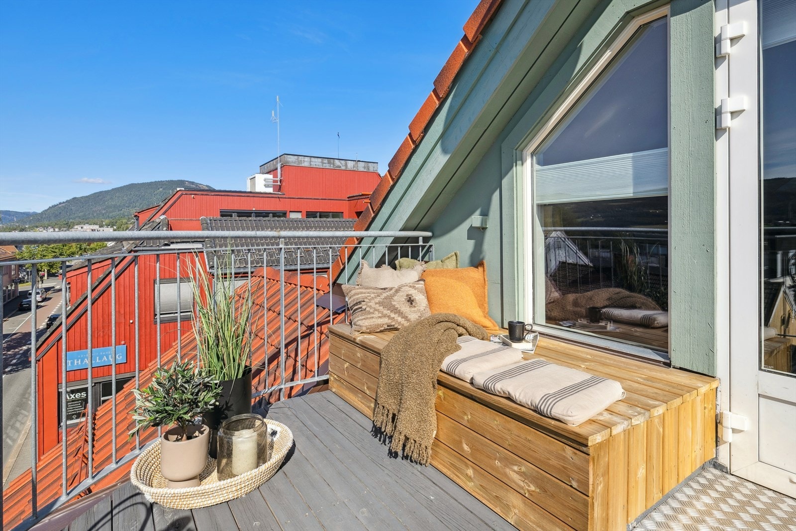 Lun og koselig uteplass med fin utsikt mot Balbergkampen. Galleribilde