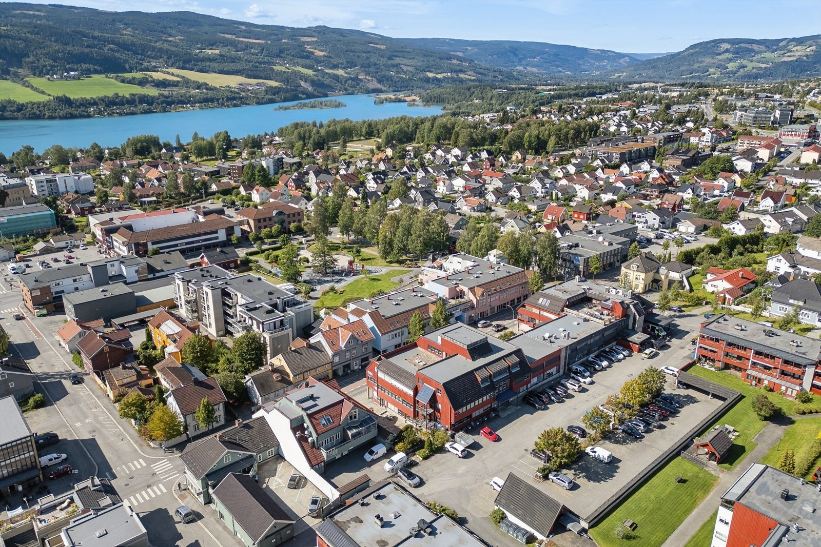 Her bor du med kort gangavstand til sentrum, hvor du finner et bredt utvalg av servicetilbud, kulturaktiviteter og uteliv. Galleribilde