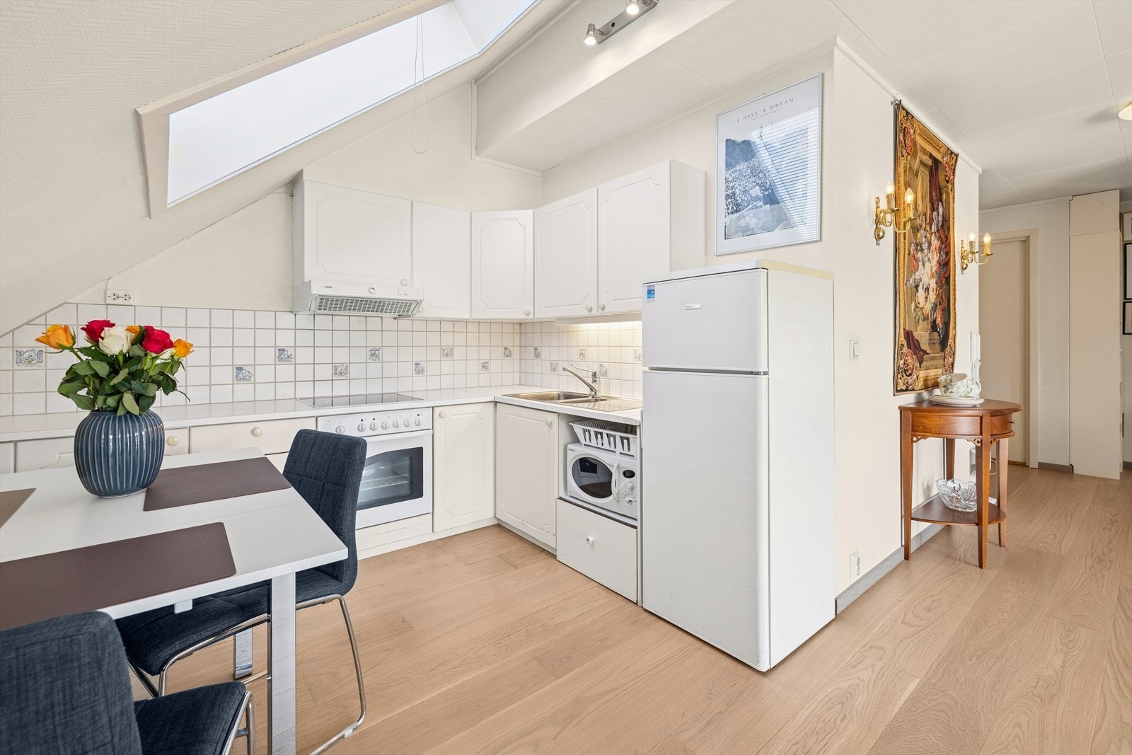 Kjøkkenet byr på rikelig med lagringsplass gjennom et generøst antall skap og skuffer, og det er nisjer til frittstående kjøleskap og komfyr. Galleribilde