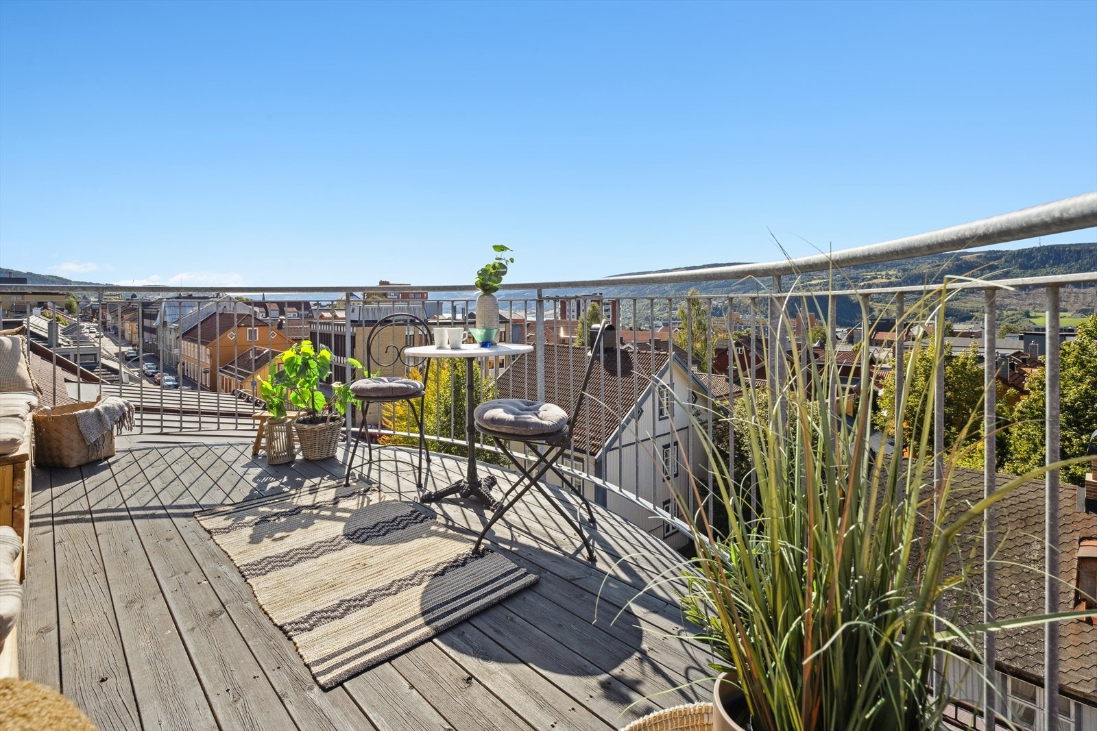 Balkongen byr på svært gode solforhold og fin utsikt. Galleribilde