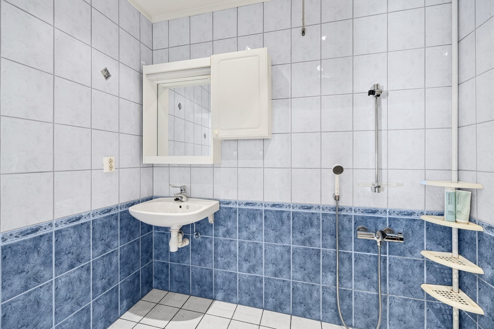 Badet er også fra 2002 og har flislagte overflater, med elektriske varmekabler i gulvet. Galleribilde