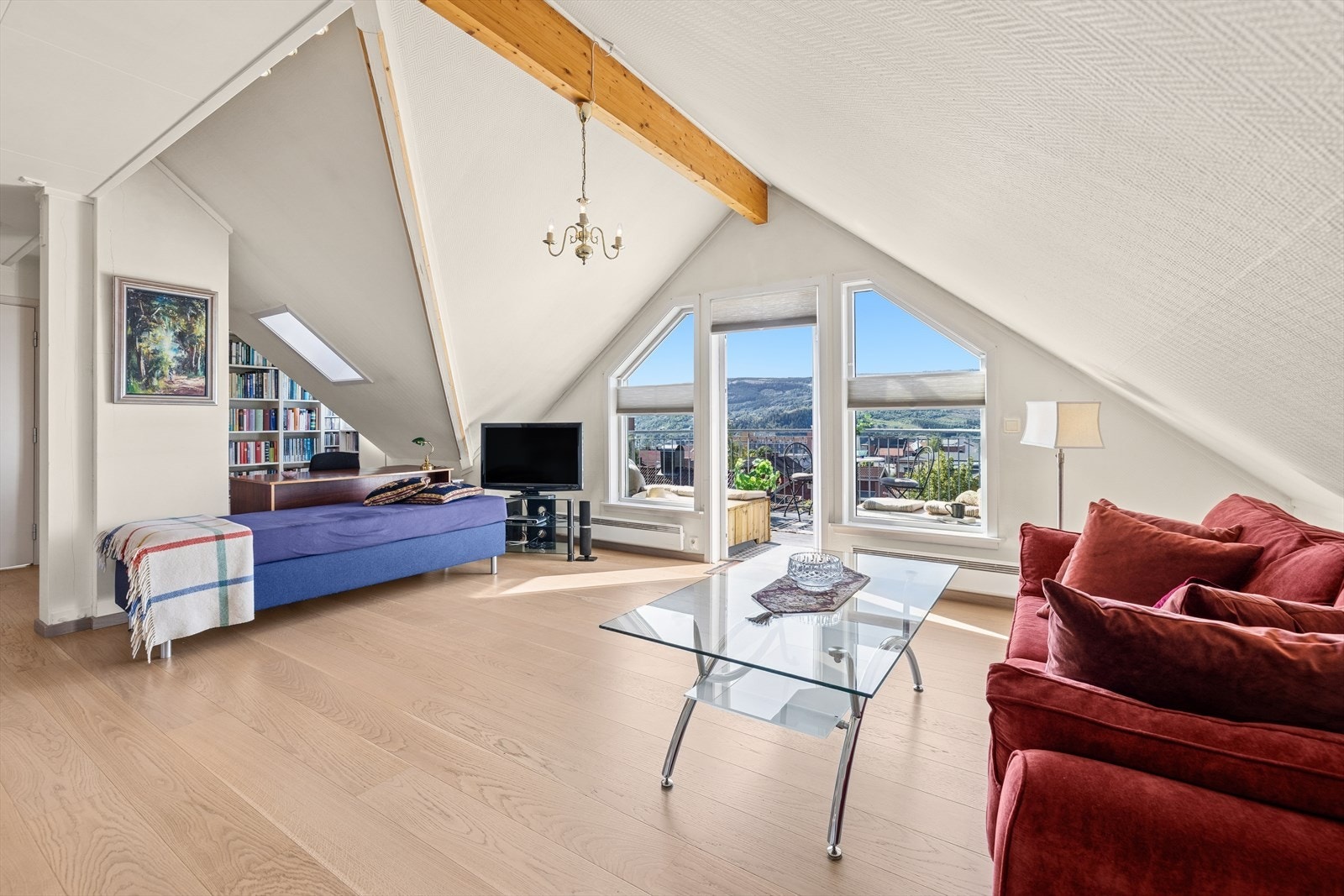 Stuen oppleves som lys og luftig, med god plass til å innrede flere sosiale soner. Galleribilde