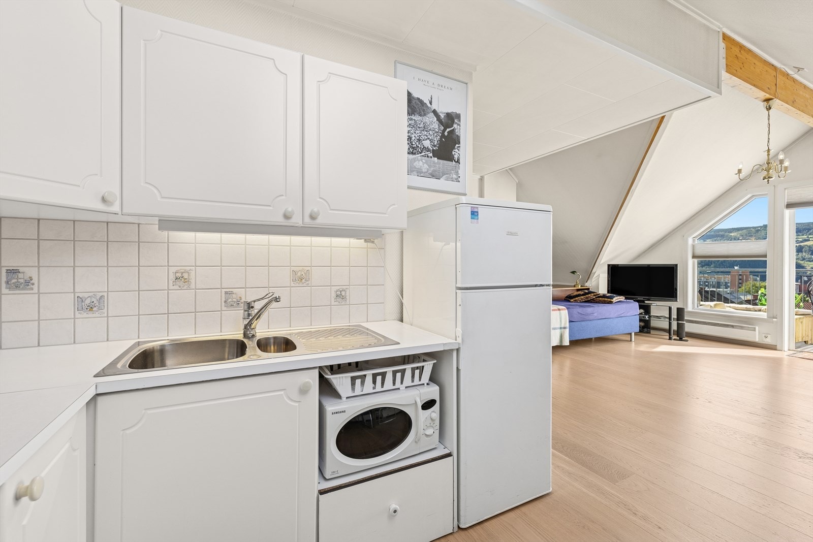 Kjøkkenet ligger i en delvis åpen og sosial løsning mot stuen. Galleribilde