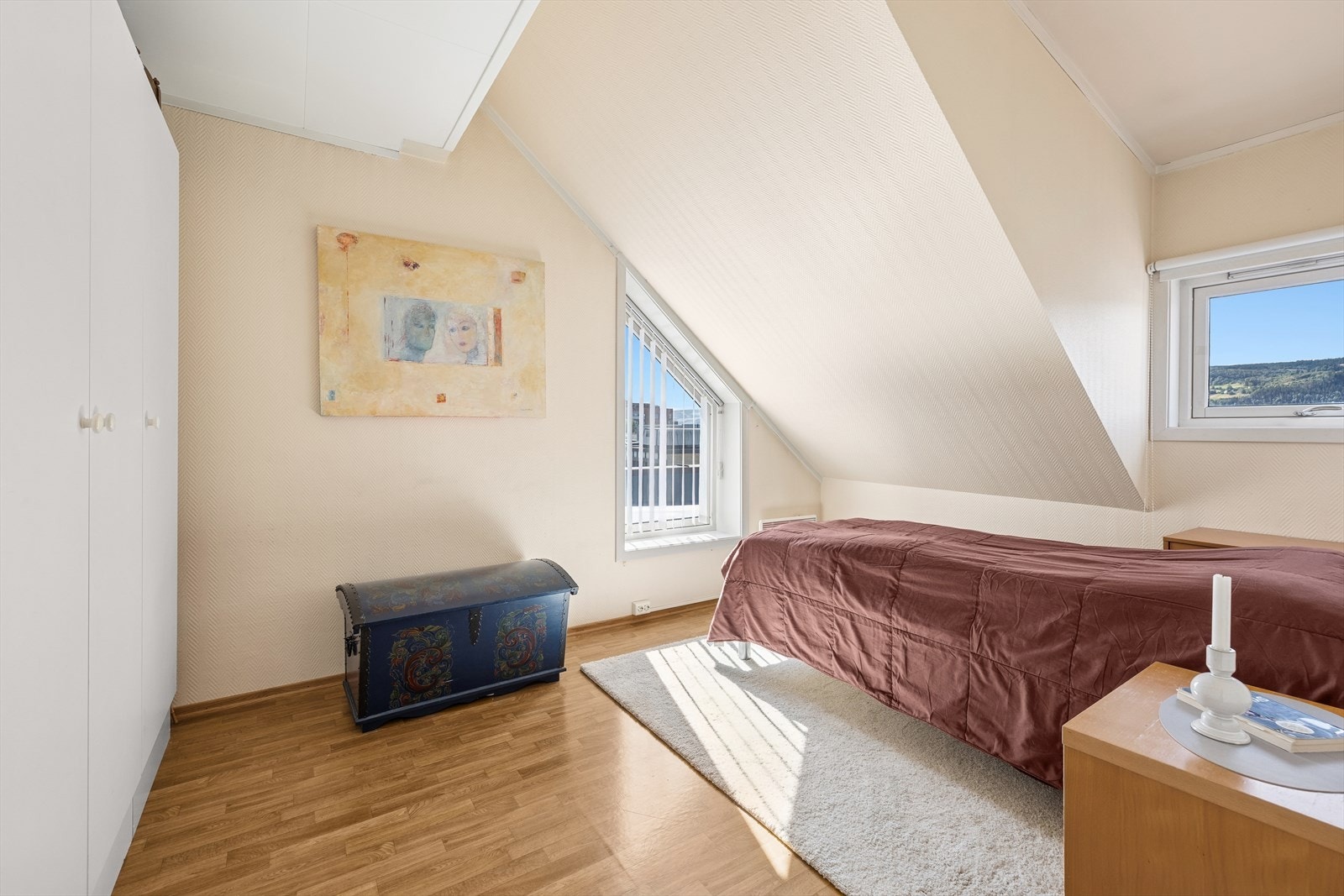 Soverommet er romslig og har god plass til dobbeltseng med tilhørende møbler. Galleribilde