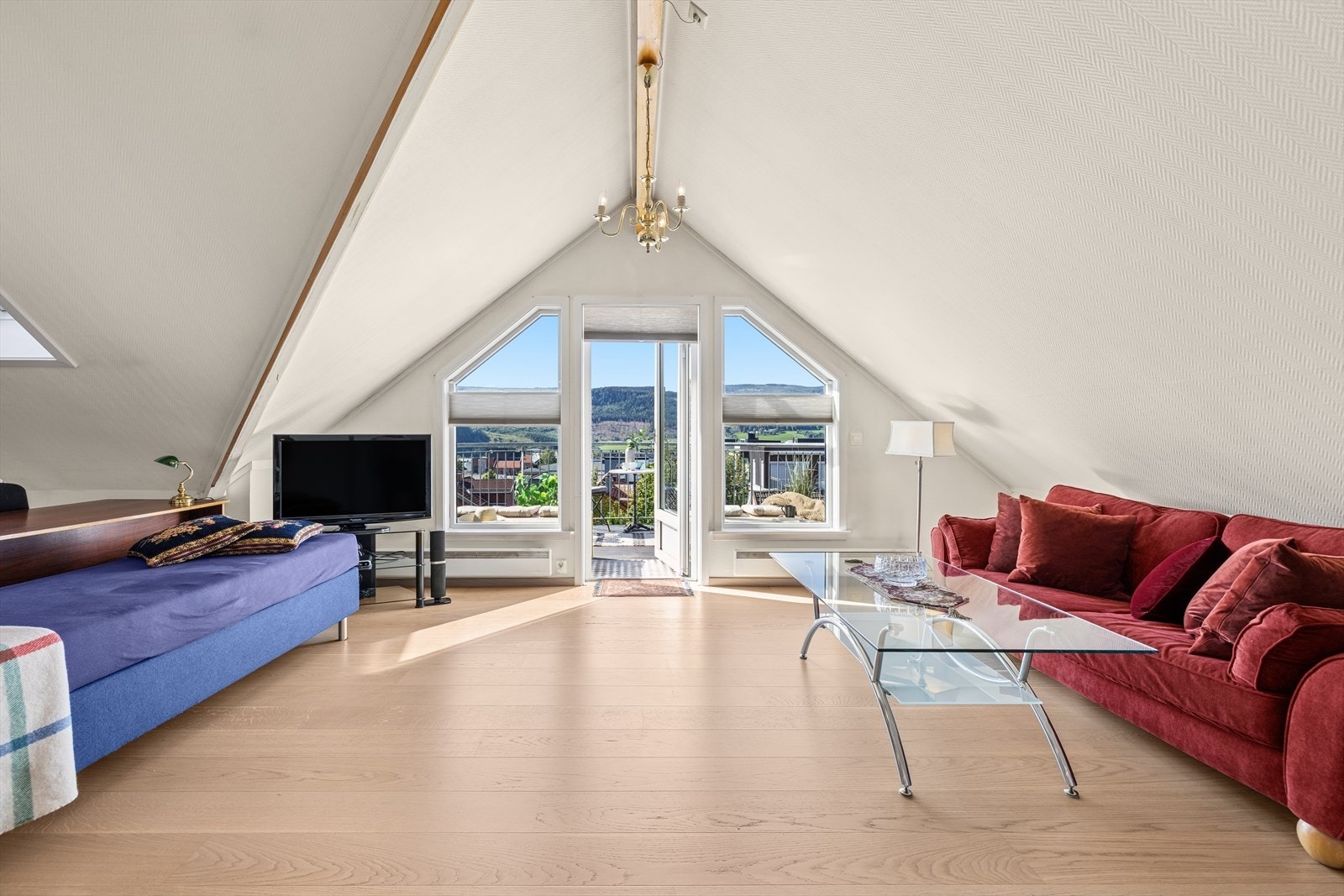 Stuen er et rom med særpreg med store vindusflater og god takhøyde. Galleribilde