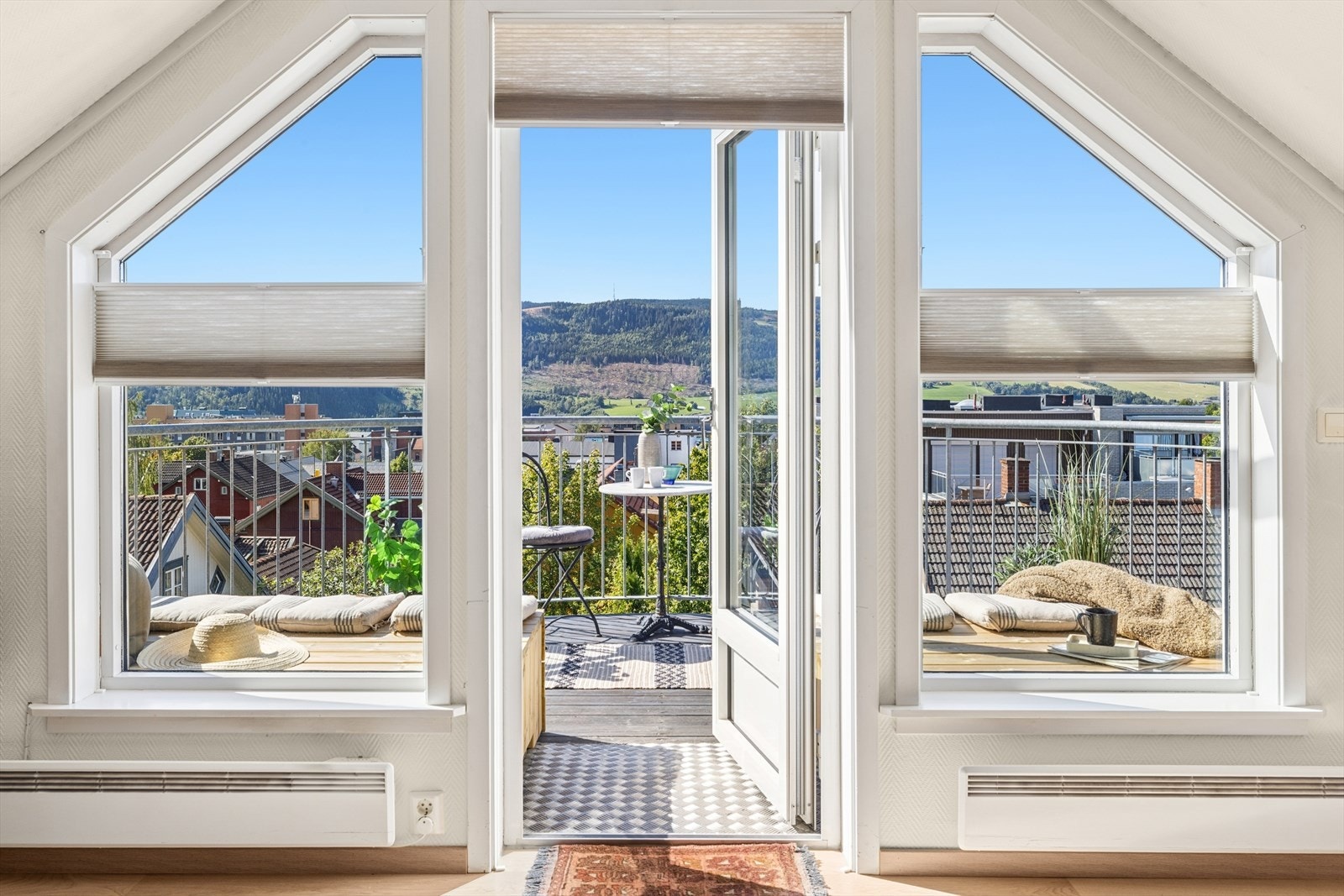Balkongen er en hyggelig forlengelse av stuen i sommerhalvåret. Galleribilde