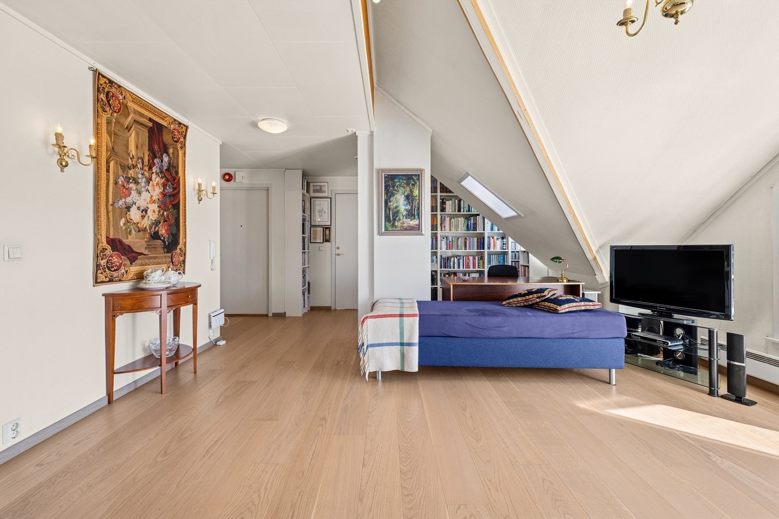 Stuen byr på god plass til både sofagruppe med TV-løsning, godstol og spisebord i tilknytning til kjøkkenet. Galleribilde