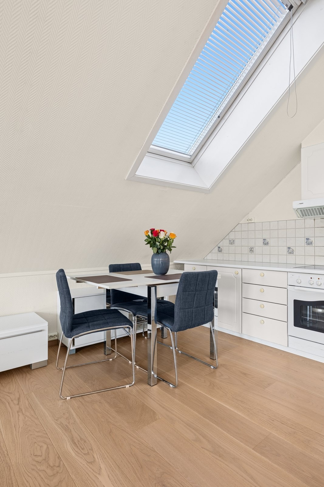 I kjøkkensonen er det god plass til en innbydende spiseplass for både hverdagsmiddager og hyggelige sammenkomster. Galleribilde