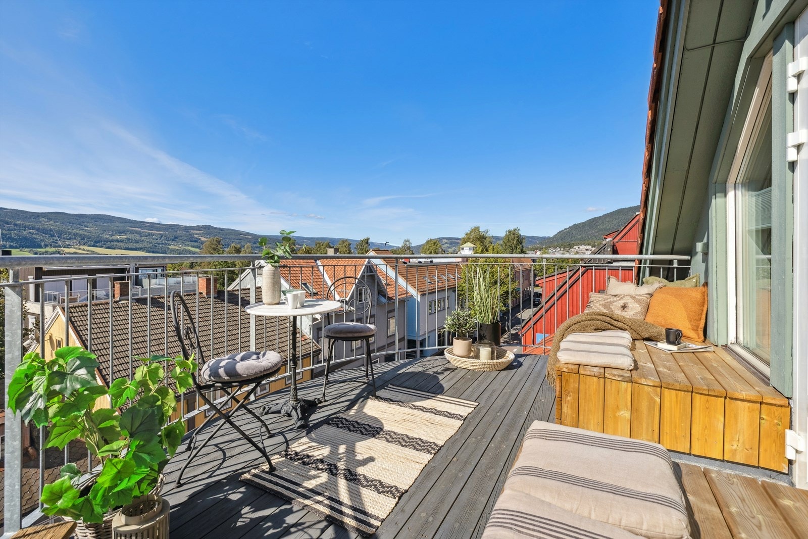 Balkongen er en fin plass for morgenkaffen eller rolige kvelder, midt i byen men likevel usjenert og fredelig. Galleribilde