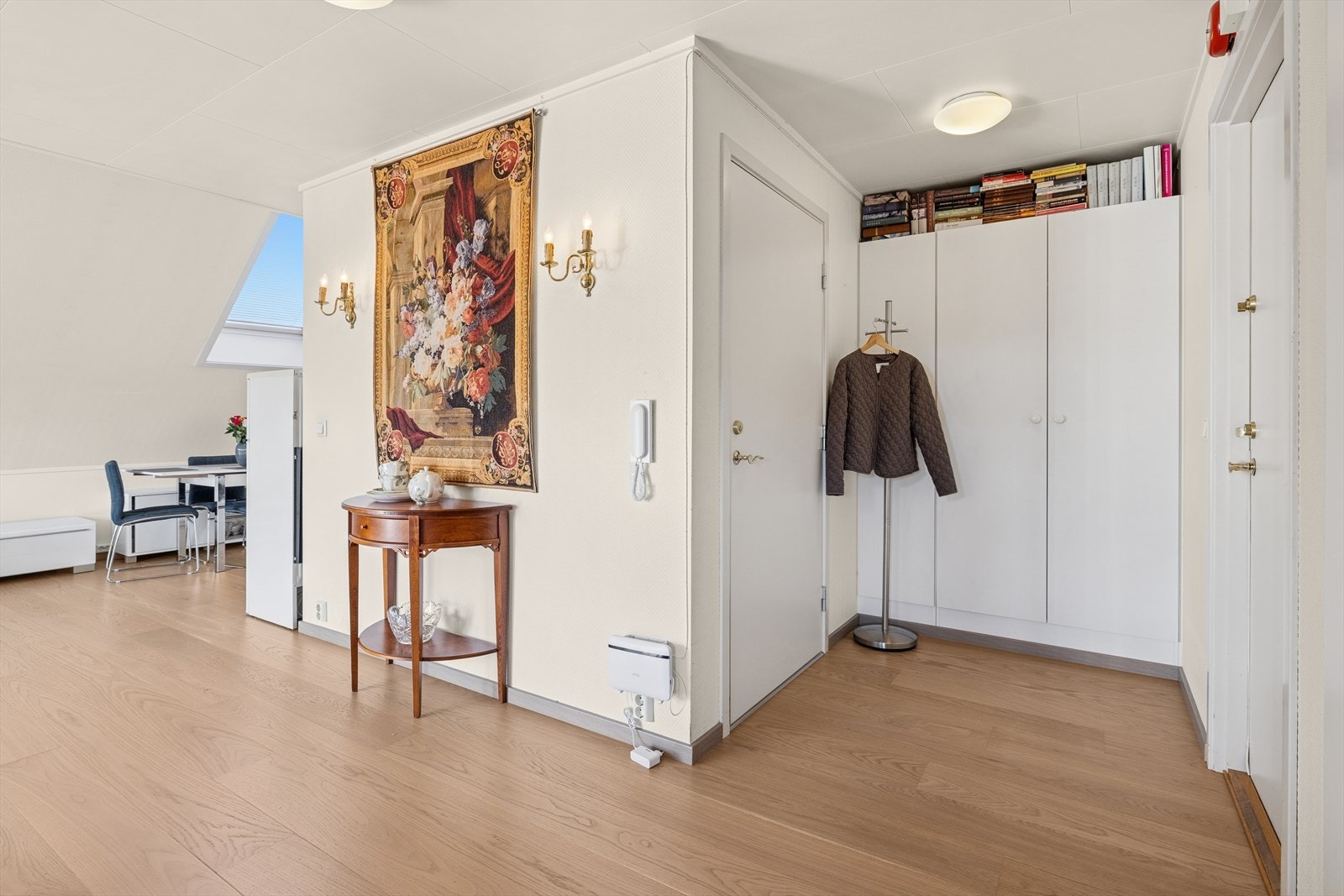 Innenfor inngangsdøren møtes du av en lys og romslig entré. Galleribilde