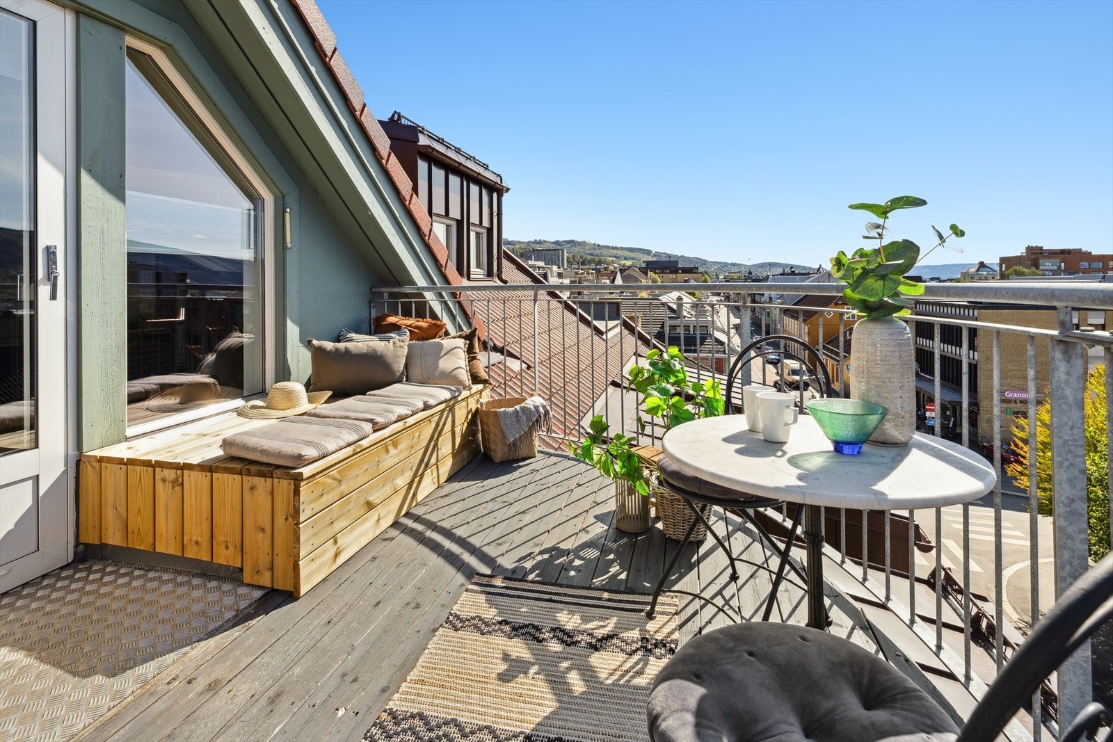 Balkongen er en usjenert, privat oase i sentrum. Galleribilde