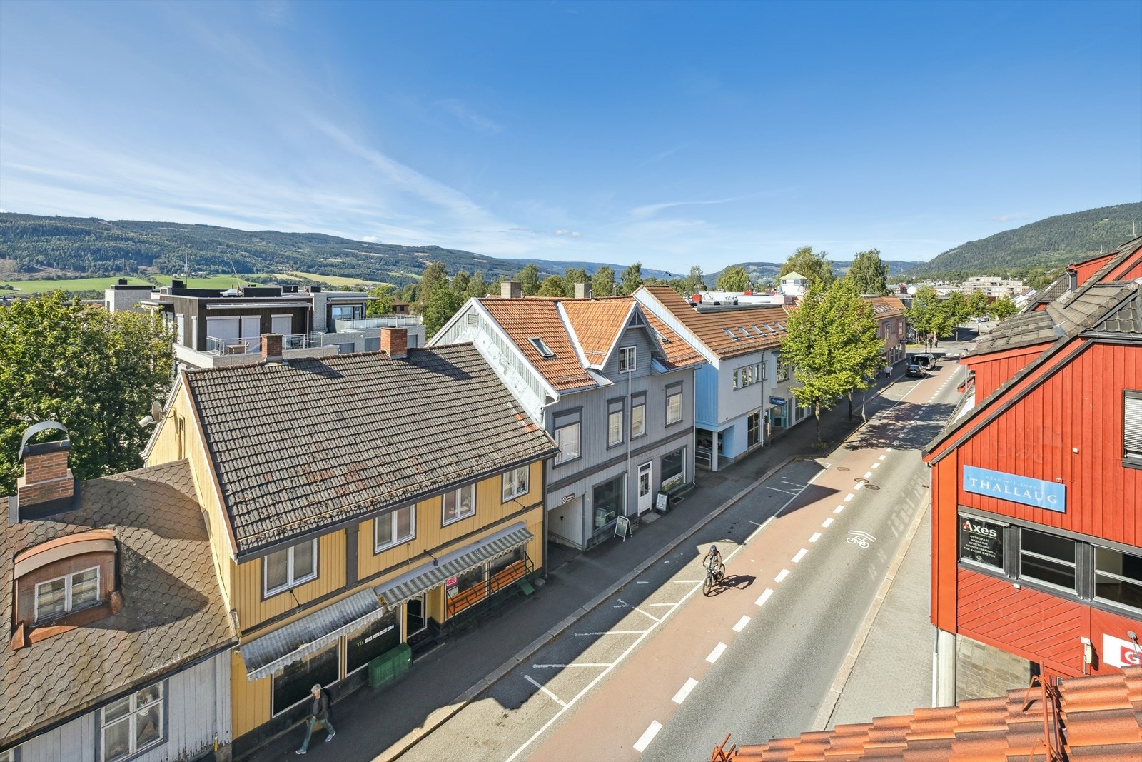 Leiligheten har en sentral og attraktiv beliggenhet med kort vei til "alt" i Lillehammer sentrum. Galleribilde