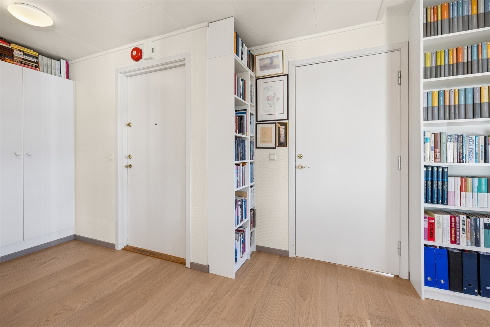 Her er det god plass til sko og yttertøy, samt garderobeskap for ekstra oppbevaring. Galleribilde