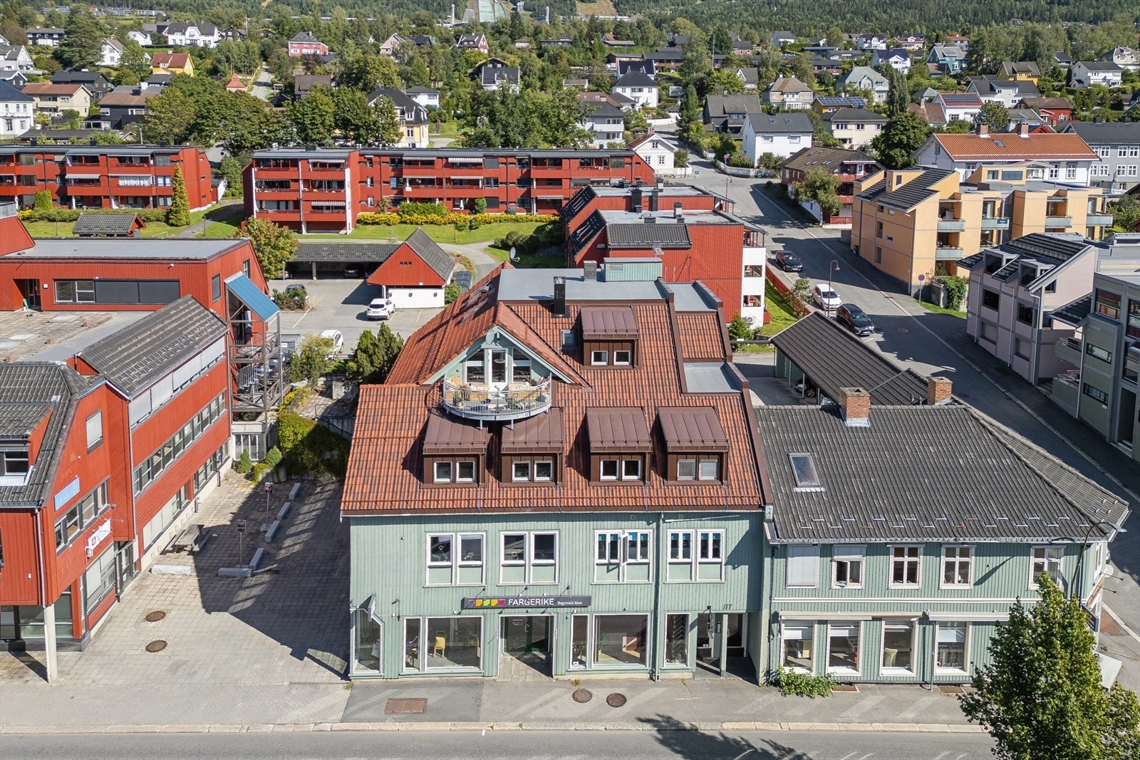 I tillegg disponerer leiligheten en bod i kjelleretasjen, og en parkeringsplass i bakgården. Galleribilde