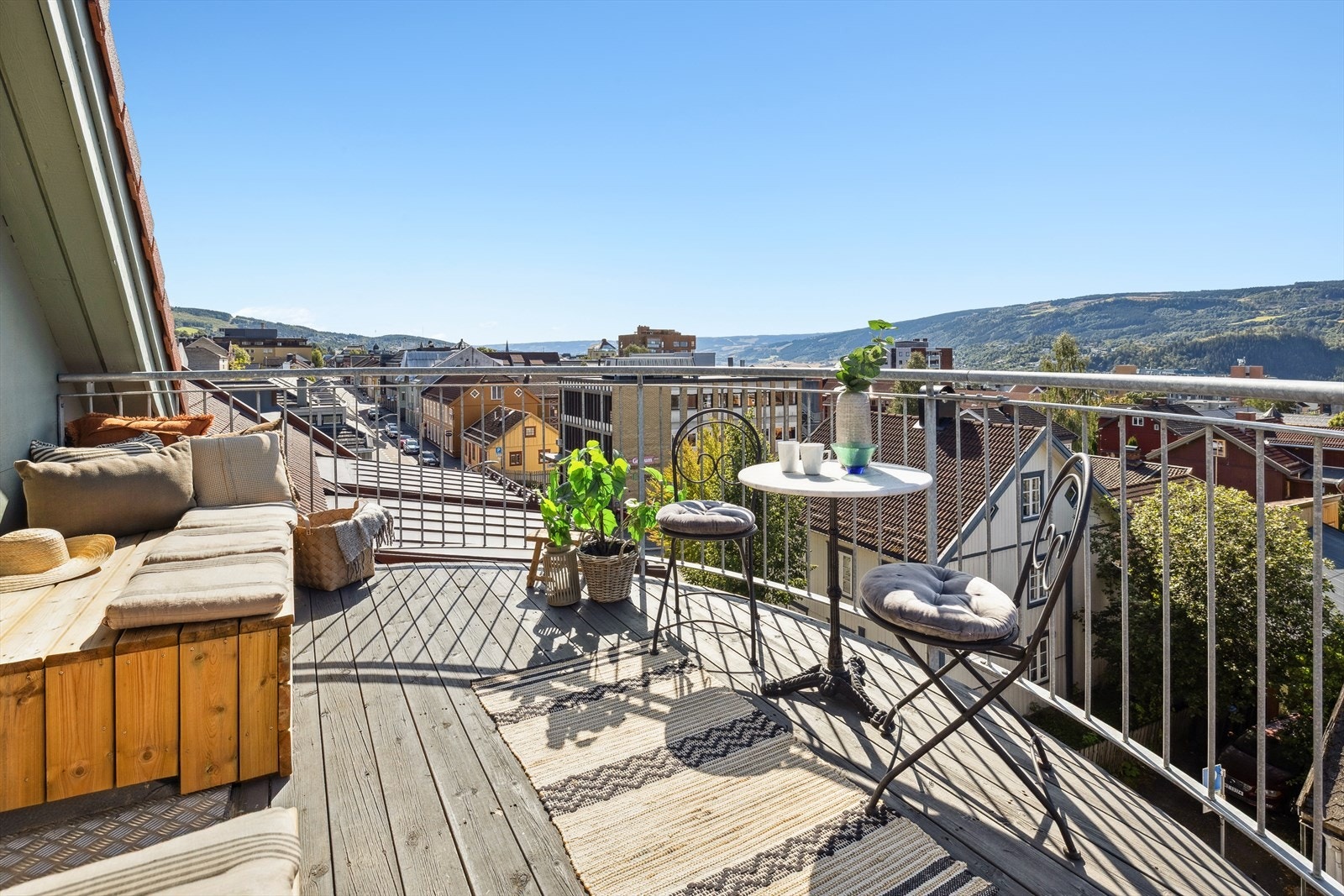 Sommerdagene kan du nyte på den vestvendte balkongen på 7 kvm. Galleribilde