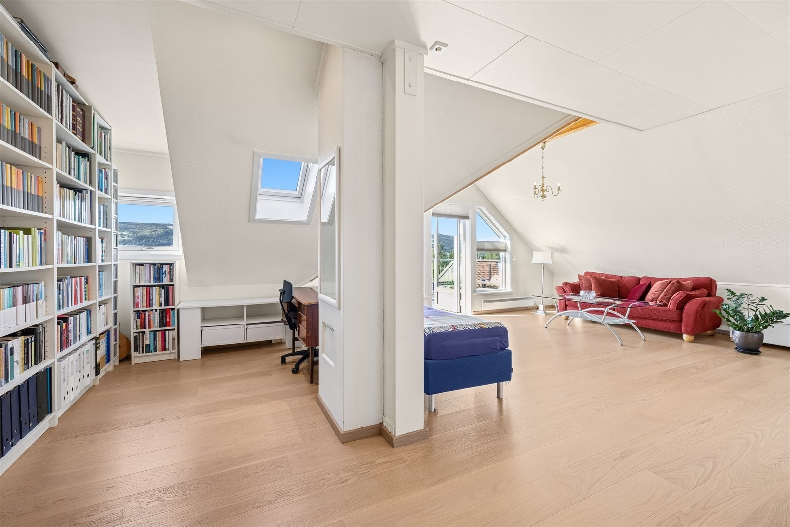 Stuen er praktisk inndelt i soner, med mulighet for kontorplass. Galleribilde