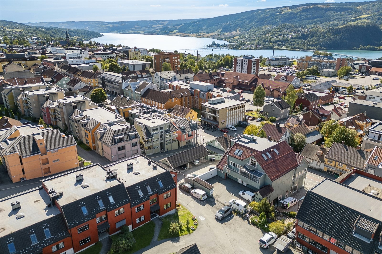 Storgata 117 er en lys og innbydende 2-roms eierleilighet med attraktiv beliggenhet like nord for gågata og Lilletorget i Lillehammer. Galleribilde