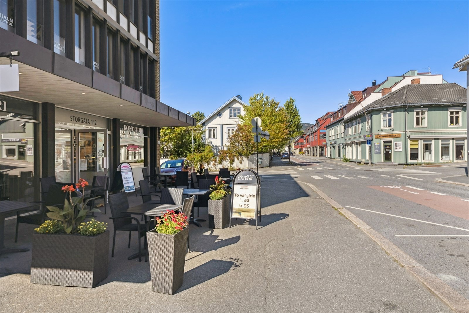 Kort veg til baker og hyggelige butikker i Storgata Galleribilde