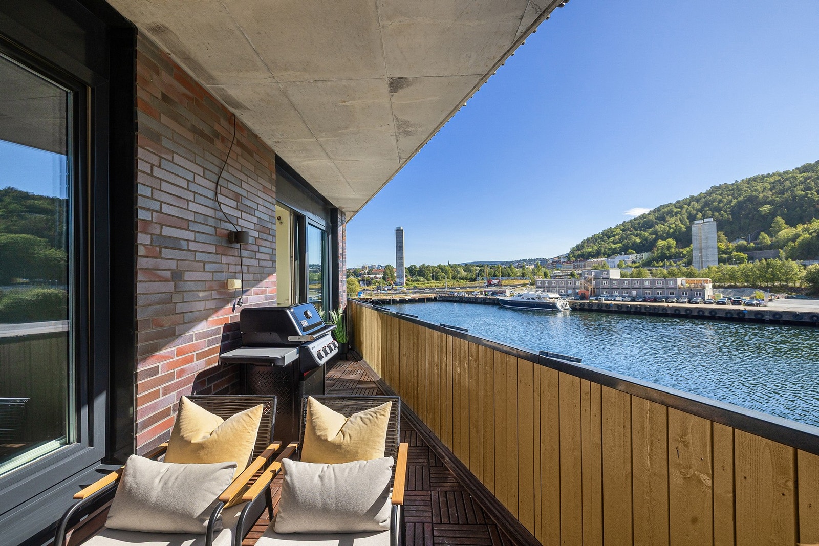 Balkong som er perfekt for sosiale sammenkomster med grillmuligheter! Galleribilde