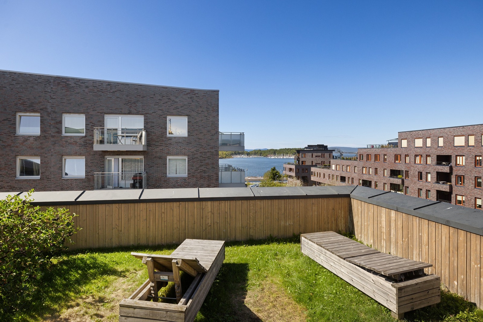 Fellesområdet på takterrassen med utsikt over Oslofjorden og gode solforhold hele dagen. Galleribilde