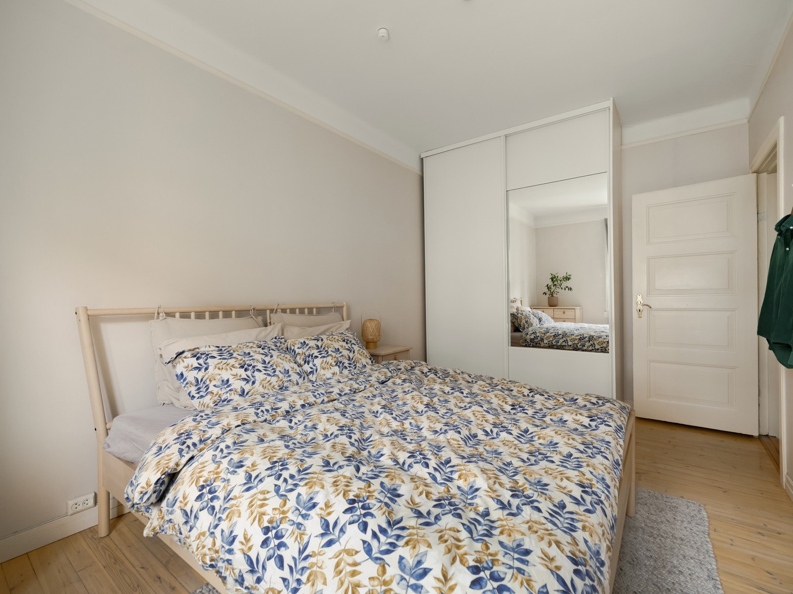 Det er også en stor garderobe her inne. Galleribilde